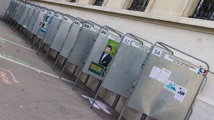 Les panneaux électoraux devant la mairie du 20e arrondissement de Paris, le 20 mai 2019. (AMAURY CORNU / HANS LUCAS)