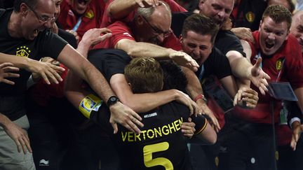 Le Belge Vertonghen partage sa joie avec le public (MARTIN BUREAU / AFP)