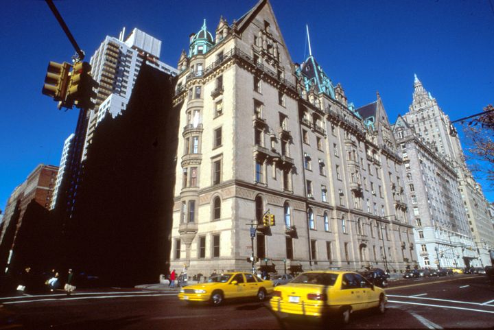 Le fameux Dakota Building de New York, où John Lennon vivait avec Yoko Ono et leur fils Sean, et au bas duquel il fut assassiné par Mark David Chapman le 8 décembre 1980. (EVAN AGOSTINI / HULTON ARCHIVE / GETTY)