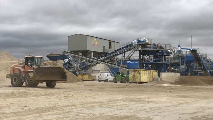 L'entreprise Granudem récupère du sable issu des travaux de terrassement et du béton lors des démolitions dans le Center-Val de Loire. (LAURA LAVENNE / RADIO FRANCE)