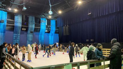 La patinoire synthétique de Trappes (Yvelines), en décembre 2022. (LAURIANE DELANOE / FRANCEINFO)