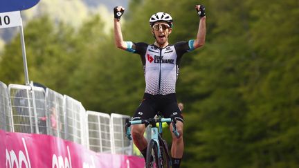 Le Britannique Simon Yates (Team BikeExchange) s'impose sur la 19e étape du Giro, vendredi 28 mai 2021. (LUCA BETTINI / AFP)