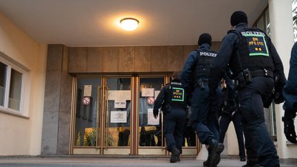 Des policiers entrent dans l'université d'Heidelberg (Allemangne), où une attaque a eu lieu le 24 janvier 2022. (SEBASTIAN GOLLNOW / DPA / AFP)