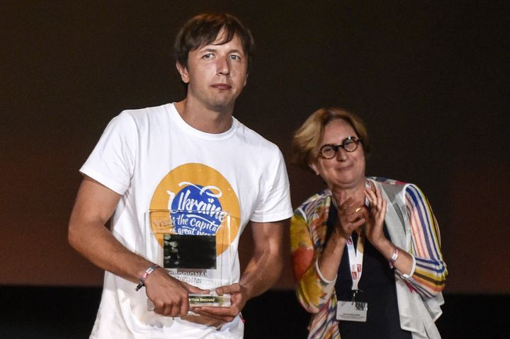 Le photographe ukrainian Evgeniy Maloletka reçoit le prix Visa d'or News à la 34e édition de Visa pour l'Image de Perpignan le 3 septembre 2022. (RAYMOND ROIG / AFP)