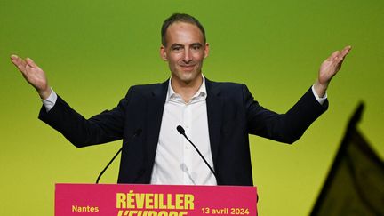 Raphaël Gluchsmann, lors du meeting de Nantes, le 13 avril 2024. (SEBASTIEN SALOM-GOMIS / AFP)