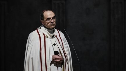 Le cardinal Barbarin célèbre une messe, le 3 avril 2016 à la cathédrale Saint-Jean de Lyon. (JEFF PACHOUD / AFP)