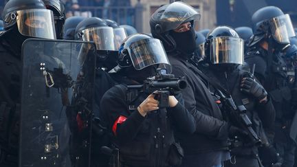 Les forces de l'ordre étaient encore très mobilisées lors de la manifestation de "gilets jaunes" à Paris, samedi 20 avril. (ZAKARIA ABDELKAFI / AFP)