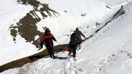 &nbsp; (Les sauveteurs népalais poursuivaient les recherches vendredi pour retrouver les trekkeurs étrangers toujours portés disparus depuis la tempête de neige mardi qui a fait une trentaine de morts © Maxppp)