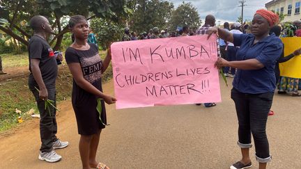 Manifestation à Kumba, au Cameroun, après l'attaque contre l'école au cours de laquelle sept enfants ont trouvé la mort. (JOSIANE KOUAGHEU / REUTERS)