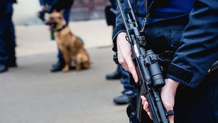 Policier dans les rues de Bruxelles. C'est dans la capitale belge qu'a été arrêté le Français Abdeslam. (AURORE BELOT / BELGA / AFP)