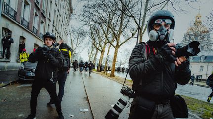 Des journalistes prennent des images lors de manifestations des "gilets jaunes" à Paris, le 19 janvier 2019. (SIMON GUILLEMIN / HANS LUCAS)