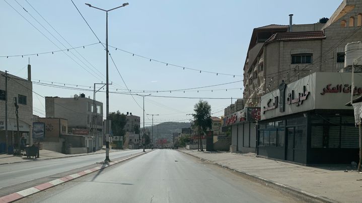 Tous les commerces de Huwara sont fermés. L'armée israélienne occupe cette route principale. Il est très dangereux pour les habitants de la traverser. (GILLES GALLINARO / RADIO FRANCE)