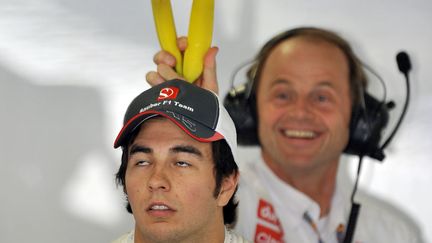 Grosse ambiance dans l'&eacute;quipe du pilote mexicain de formule 1 Sergio Perez (G) sur le circuit de Suzuka (Japon), le 5 octobre 2012. (JUNG YEON-JE / AFP)