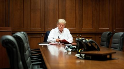 Donald Trump travaille dans la suite présidentielle de l'hôpital militaire Walter Reed, à Bethesda (Maryland), le 3 octobre 2020. (EYEPRESS NEWS / AFP)