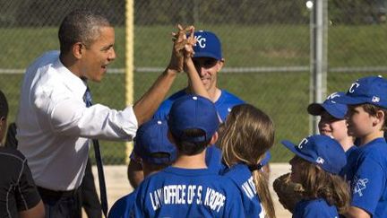 Barack Obama est venu saluer de jeunes joueurs de baseball dans le Friendship park de Washington, en mai 2014. (Kevin Dietsch / Pool)