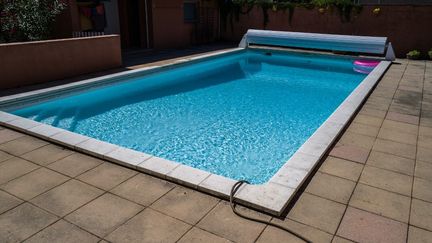 Une piscine privée, le 31 juillet 2022 à Toulouse (Haute-Garonne). (FREDERIC SCHEIBER / HANS LUCAS / AFP)