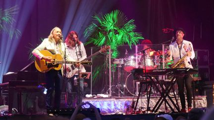 Roger Hodgson (à gauche) et les musiciens David J. Carpenter (basse), Bryan Head (batterie) et Michael Ghegan (saxophone) au festival de Saint-Richer le 3 juillet 2019 (Annie YANBEKIAN)