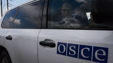 Une voiture de l'OSCE transportant Axel Schneider, un observateur lib&eacute;r&eacute; par les s&eacute;paratistes pro-russes le 3 mai 2014 apr&egrave;s une d&eacute;tention d'une semaine. (NATALIA SELIVERSTOVA / RIA NOVOSTI / AFP)