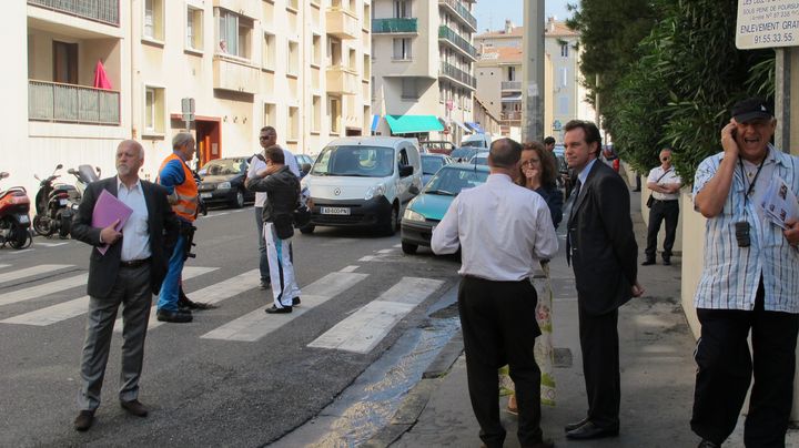 L'&eacute;quipe de campagne de Renaud Muselier se retrouve petit &agrave; petit sur l'art&egrave;re principale du quartier Saint-Just de Marseille, qu'ils ont sillonn&eacute; toute la matin&eacute;e, le 30 mai 2012. (S. LEGRAND / FTVI)