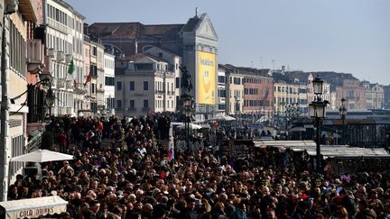 Pendant la période du carnaval, 100 000 visiteurs quotidiens assaillent la lagune. (ALBERTO PIZZOLI / AFP)