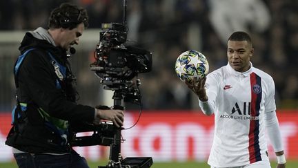 Kylian Mbappé montre le ballon du match après Bruges-PSG en Ligue des champions, le 22 octobre 2019. (KENZO TRIBOUILLARD / AFP)