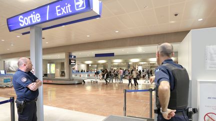 Agents de la police aux frontières à l'aéroport de Nice, en mars 2017. Image d'illustration. (FRANZ CHAVAROCHE NICE MATIN / MAXPPP)