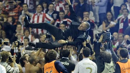 Les joueurs du Real c&eacute;l&egrave;brent leur entra&icirc;neur, Jos&eacute; Mourinho, apr&egrave;s leur victoire face &agrave; Bilbao qui leur assure de remporter la Liga espagnole. (ANDER GILLENEA / AFP)