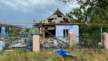 Une maison détruite par un tir d'artillerie dans un village proche du front, dans la région de Mykolaïv, au sud de l'Ukraine. (BORIS LOUMAGNE / FRANCEINFO / RADIO FRANCE)