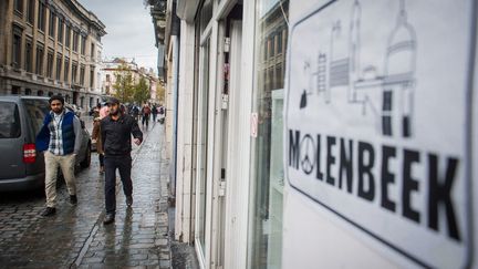 Deux hommes marchent dans une rue de Molenbeek, à l'ouest de Bruxelles, en Belgique. (STEPHANIE LECOCQ / EPA)