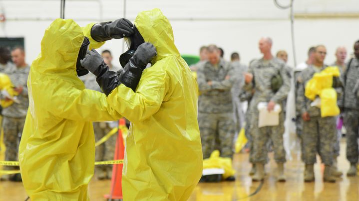 Des soldats am&eacute;ricains s'entra&icirc;nent &agrave; s'&eacute;quiper contre le virus Ebola, &agrave;&nbsp;Fort Campbell (Kentucky), le 9 octobre 2014. (HARRISON MCCLARY / REUTERS)