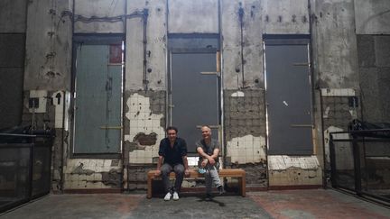 Les artistes Hannes Strobl et Sam Auinger assis dans le hall du Berghain (Berlin) le 14 juillet 2020. (JORG CARSTENSEN / DPA)