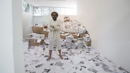 Le po&egrave;te am&eacute;ricain Kenneth Goldsmith se tient au milieu des tonnes de papier imprim&eacute;, le 26 juillet, dans le cadre de son exposition "Printing Out the Entire Internet", &agrave; Mexico (Mexique).&nbsp; (THE WASHINGTON POST / GETTY IMAGES)