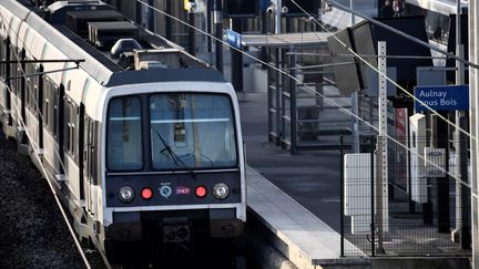 Un RER s'arrête en gare d'Aulnay-sous-Bois (Seine-Saint-Denis), le 7 décembre 2016. (MARTIN BUREAU / AFP)