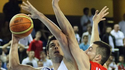 Zoran Erceg (à gauche) face à Joffrey Lauvergne (ZSOLT CZEGLEDI / MAXPPP)