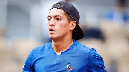 L'Argentin Sebastian Baez sur le court Philippe-Chatrier,&nbsp;lors de son deuxième tour à Roland-Garros face à Alexander Zverev, le 25 mai 2022. (MATTHIEU MIRVILLE / AFP)