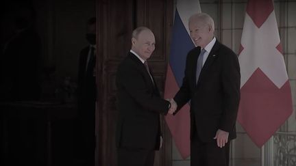 C'est l'ultime espoir de trouver une issue au conflit avant une guerre en Ukraine :&nbsp;les présidents&nbsp;russe et américain, Vladimir Poutine et Joe&nbsp;Biden&nbsp;avaient, selon l'Élysée, accepté le principe d'une rencontre, à condition que Moscou n'envahisse pas l'Ukraine.&nbsp;Mais ce lundi 21 février, la Russie a fait un pas en arrière.&nbsp; (FRANCE 3)