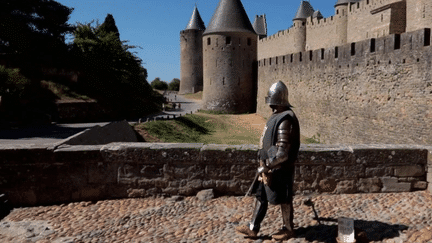 À Carcassonne, la cité médiévale qui avait accueilli la flamme olympique en mai dernier, la ferveur est toujours là et chacun vit au rythme des épreuves des Jeux olympiques.