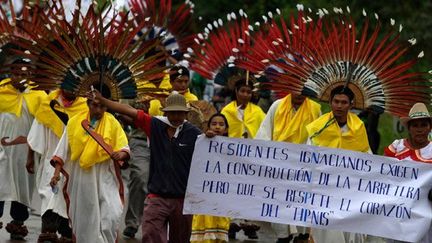 en costume traditionnel participent à la marche. 

Une nouvelle marche de protestation des anti-route est entamée le 27 avril 2012. De nombreuses femmes et enfants y participent. 588 km plus tard, ils reviennent sur la place d’Armes à La Paz. (REUTERS/David Mercado)