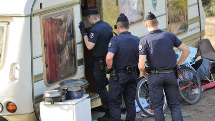 Des policiers dans un camp de Roms &agrave; Roubaix (Nord), le 1er octobre 2013. (PHILIPPE HUGUEN / AFP)