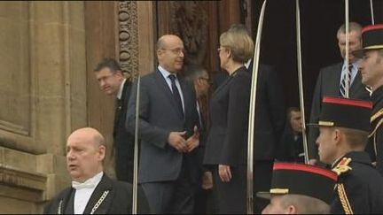 Passation de pouvoirs le 1er mars entre MAM, ministre des Affaires étrangères sortante , et Alain Juppé. (F2)