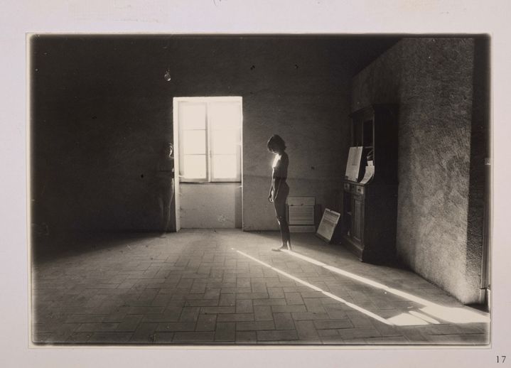 Alix Cléo Roubaud, "Si quelque chose noir 7/17" (Saint-Félix 1980), épreuve argentique, BnF, Estampes et photographie
 (Jacques Roubaud/Hélène Giannecchini)