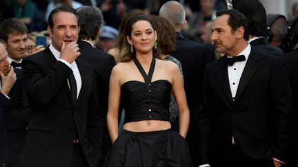 L'élégance de&nbsp;Jean Dujardin, Marion Cotillard&nbsp;et Gilles Lellouche. Ils sont venus soutenir leur amis Nicolas Bedos, qui présente son nouveau film hors-compétition. (LOIC VENANCE / AFP)