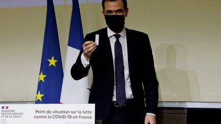 Le ministre de la Santé Olivier Véran présente un prototype de test du Covid-19, à la fin de sa conférence de presse à l'hôpital Bichat, à Paris, le 1er octobre 2020.&nbsp; (LUDOVIC MARIN / AFP)