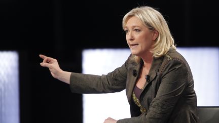 La pr&eacute;sidente du Front national, Marine Le Pen, sur le plateau de l'&eacute;mission de France 2 "Des paroles et des actes", le 11 avril 2012. (THOMAS SAMSON / AFP)