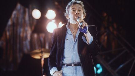 Serge Gainsbourg sur le plateau de Canal+ en 1985, pour le premier anniversaire de la chaîne cryptée. (PASCAL GEORGE / AFP)