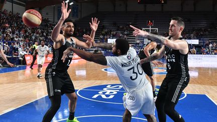 L'ASVEL (en noir) ici dans le derby face à la Chorale de Roanne, mardi 15 juin 2021, à l'occasion de la dernière journée de Jeep Elite. (CHARLY JURINE / PHOTOPQR / LE PROGRES / MAXPPP)