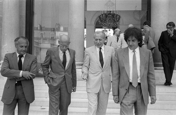 Pierre Nora, Michel Foucault, Jean Daniel et Alain Finkielkraut quittent le palais de l'Elys&eacute;e, le 14 septembre 1982, o&ugrave; ils &eacute;taient re&ccedil;us avec d'autres intellectuels. (AFP)