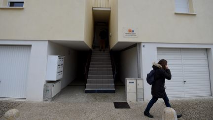 L'entrée de l'immeuble où vivait Thomas S. à Clapiers (Hérault), le 10 février 2017. (SYLVAIN THOMAS / AFP)