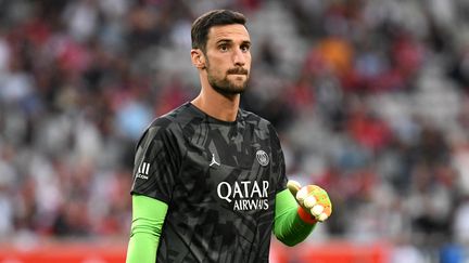 Le gardien remplaçant du PSG, Sergio Rico, à l'échauffement le 21 août 2022. (FLAVIU BUBOI / AFP)