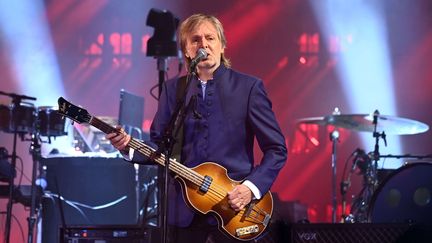 Paul McCartney sur la scène du Glastonbury Festival, en Grande-Bretagne, le 25 juin 2022. (ANTHONY HARVEY/SHUTTERSTOCK/SIPA / SIPA)